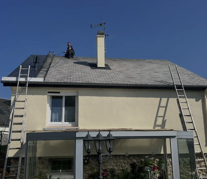 Façade de maison en cours de rénovation avec échafaudage extérieur